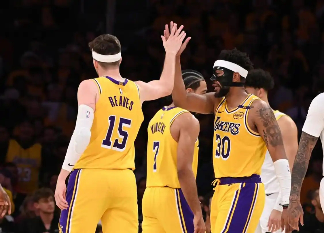 包含洛杉矶湖人发布备战花絮，转会期完成体检，足总杯任务艰巨，阵容厚度经受考验的词条